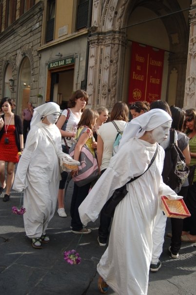 Street performers in Florence on a break